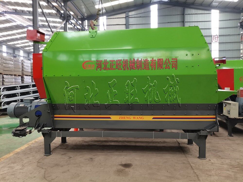 9方模塊化飼料攪拌機(jī)現(xiàn)場作業(yè)